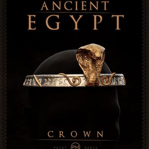 K&ouml;nnte beinhalten: Eine goldfarbene Krone mit Kobra-Design, vor schwarzem Hintergrund. Die Worte "ANCIENT EGYPT" und "CROWN" sind in goldener Schrift dargestellt. Die Krone ist mit aufwendigen Mustern versehen.