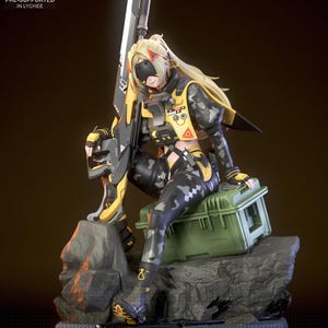 Pode incluir: Figura detalhada de uma personagem feminina em equipamento tático, segurando uma arma grande. A figura está posada sobre uma rocha e uma caixa verde. A roupa é camuflada em preto e cinza com detalhes em amarelo. O texto "PRE-SUPPORTED IN LYCHEE" é visível.