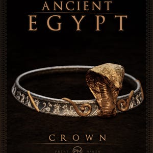 K&ouml;nnte beinhalten: Eine verzierte silber-goldene Krone mit einem Kobra-Kopf-Design. Die Worte "ANCIENT EGYPT" und "CROWN" sind oberhalb und unterhalb der Krone zu sehen. Das Logo von Print Mania Studios befindet sich unten.