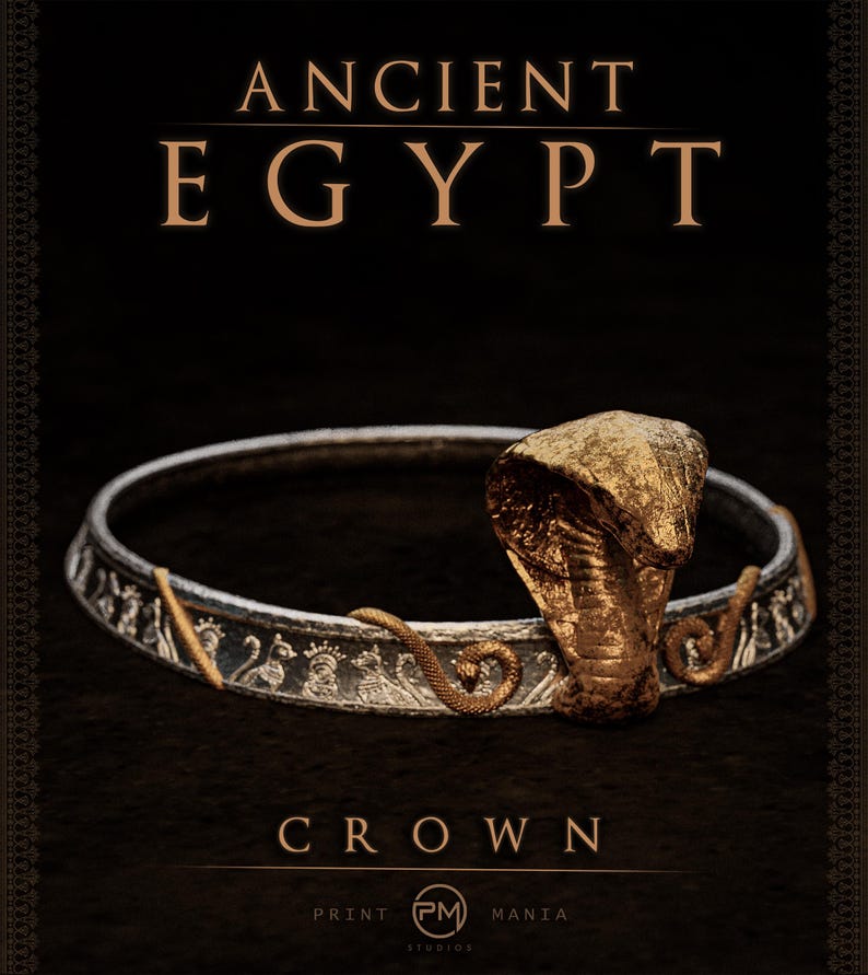 K&ouml;nnte beinhalten: Eine verzierte silber-goldene Krone mit einem Kobra-Kopf-Design. Die Worte "ANCIENT EGYPT" und "CROWN" sind oberhalb und unterhalb der Krone zu sehen. Das Logo von Print Mania Studios befindet sich unten.