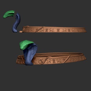 K&ouml;nnte beinhalten: 3D-Design eines dekorativen St&uuml;cks im &auml;gyptischen Stil. Es zeigt eine blaue Kobra mit gr&uuml;nem Kopf, positioniert in der N&auml;he einer braunen, gebogenen Basis mit hieroglyphischen Schnitzereien und Schlangendetails. Das Design ist vor grauem Hintergrund.
