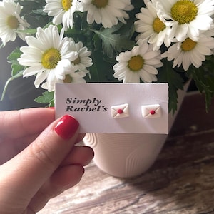 LOVE LETTER STUDS | Brincos de primavera | Brincos de amor | Brincos de argila de polímero feitos à mão | Hipoalergênicos e sem níquel