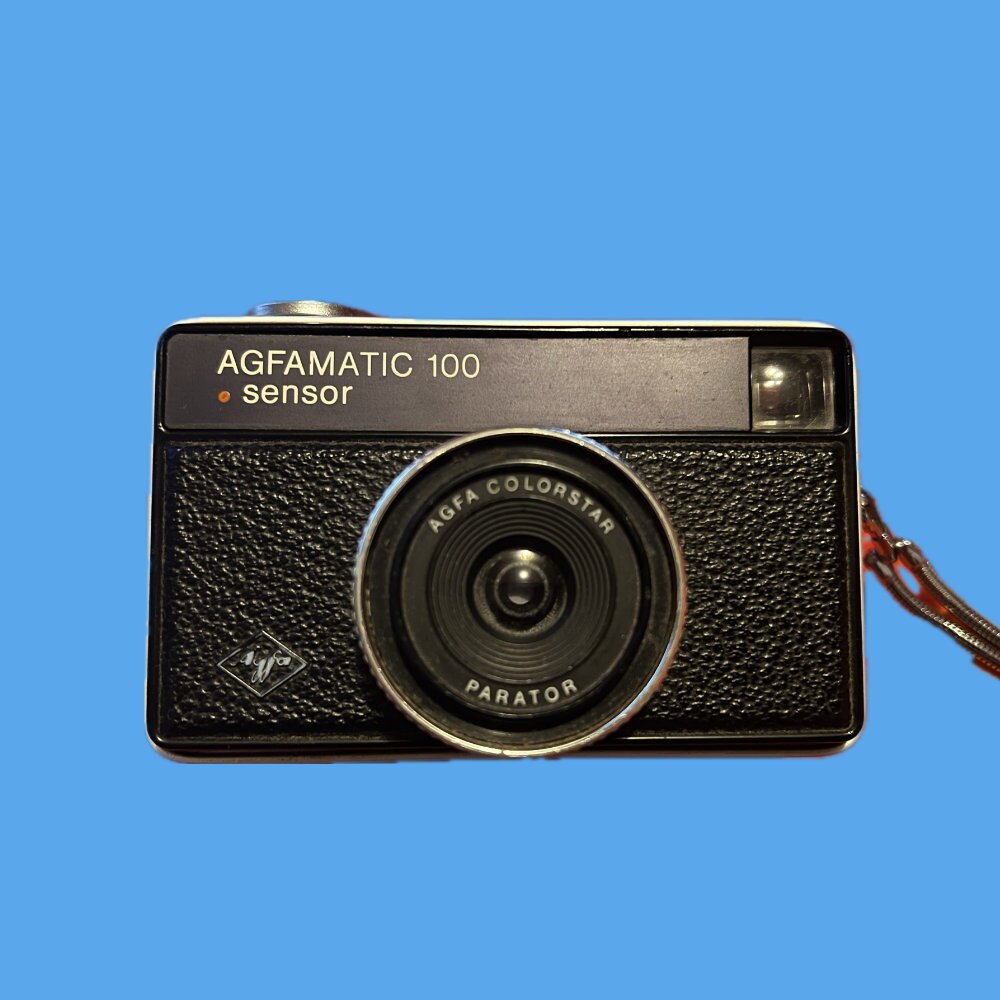 Appareil photo de poche vintage Agfamatic 100 Sensor, photographie rétro compacte, photographie simple à pointer, objectif à mise au point fixe. - Canada