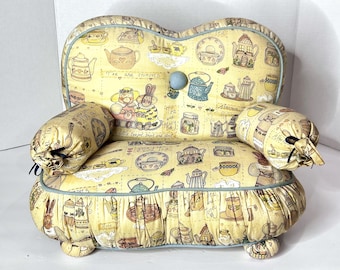 Silla de peluche vintage de Grandma Core Heartfelt Collectables Inc., modelo "Plush Chair". Muy rara, año 1997.