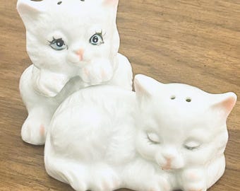 Kitschy White Kittens Vintage Salt & Pepper Shakers Set