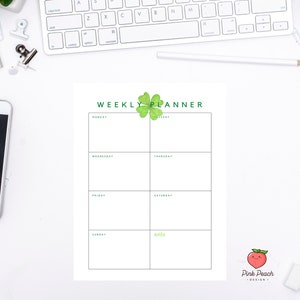 Puede incluir: Un planificador semanal imprimible con un diseño de trébol de cuatro hojas verde. El planificador tiene espacios para cada día de la semana, de lunes a domingo, y una sección de notas.