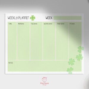 Puede incluir: Un planificador semanal verde con un diseño de trébol de cuatro hojas. El planificador tiene secciones para la hora, el lunes, el martes, el miércoles, el jueves, el viernes y las notas.
