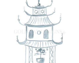 Könnte beinhalten: Aquarell-Illustration einer Pagode in Blau-Grau-Tönen. Die mehrstöckige Struktur weist geschwungene Dächer, gewölbte Fenster und dekorative Hängeelemente auf. Ein kleiner Topfbaum ist an der Basis zu sehen. Der Text "GOLDWAY DESIGNS" ist sichtbar.