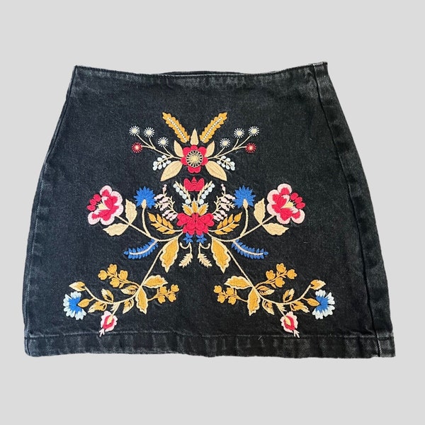 TOPSHOP Moto Black Denim Mini Skirt w Ornate Flowers Embroidered Size 6 USED VGC