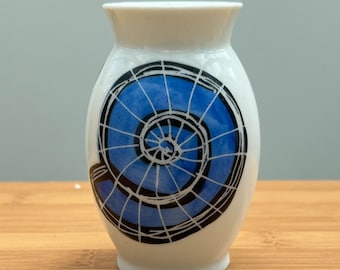 Corrine Edwards Blue & White Circular Shell Like Abstract Vase Small New