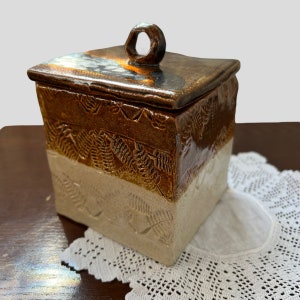 Studio Pottery Keramiklåda med lock, löv, tryckta, signerade, Kirthuka D 287 MCM 5x5”