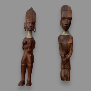 Antike afrikanische Stammes- Paar geschnitzte Holz stehende knieende Skulpturen Fehler