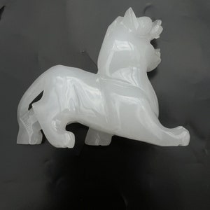 Hand carved Polished White Precious stone possibly Jade figurine Lion 8 x 7cm Preowned Great Condition
