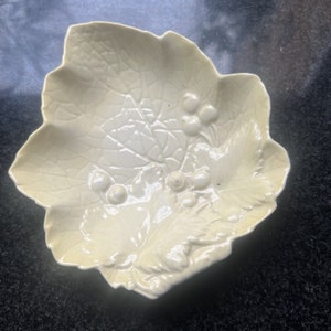 Carlton Ware Australian Red Berry & Leaf Design Cream Small Trinket Dish Plate Vintage excellent condition.