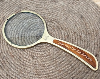 Personalisierte Messinglupe mit Holzgriff - 5x Linse