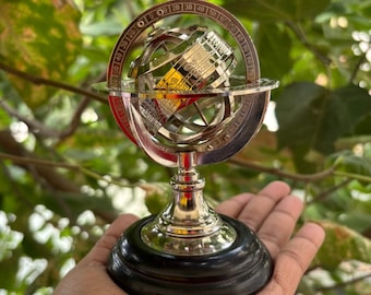 Globo celeste artesanal de latón niquelado, esfera armilar del zodíaco sobre base de madera.
