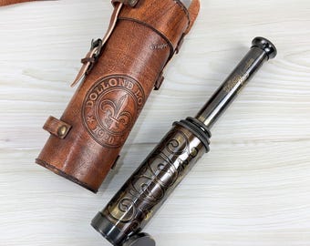 Telescópio pirata personalizado com gravação e estojo de couro, luneta de latão, presente para colecionadores náuticos.