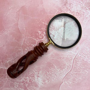 Antique Style Magnifying Glass with Open Work Spiral Wooden Handle, 5x Handmade Vintage Brass Magnifier for Reading & Desk Decor Gift
