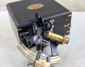 Sextante de Navegação Astronômica com Caixa de Madeira - Item Colecionável de História Marítima para Decoração de Escritório Náutico
