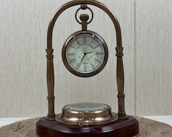 Braune antike Messing - Hängeuhr mit Holzfuß - Kompass - Individuell gravierte Tischuhr