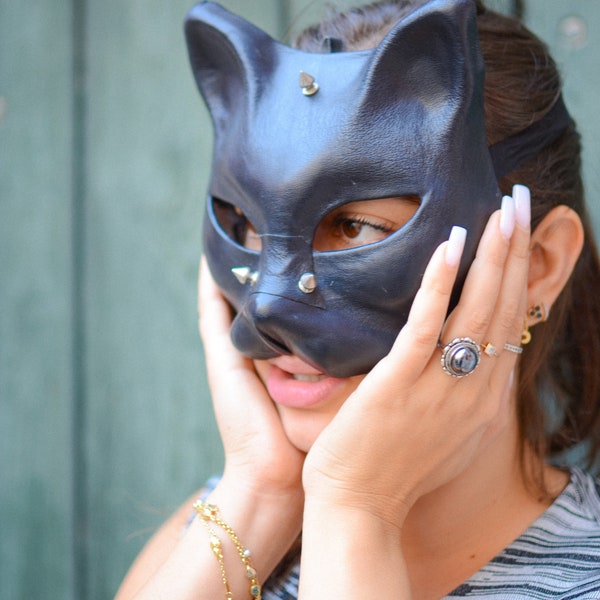 Masque de chat en cuir noir