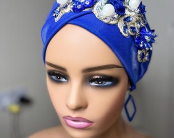 Turbante adornado en azul real: lujo hecho a mano con detalles florales