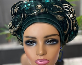 Pañuelo verde hecho a mano con lentejuelas y decoraciones florales