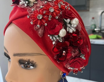 Diadema turbante adornada en rojo hecha a mano con cristales, perlas y detalles florales: un elegante tocado llamativo para ocasiones especiales.
