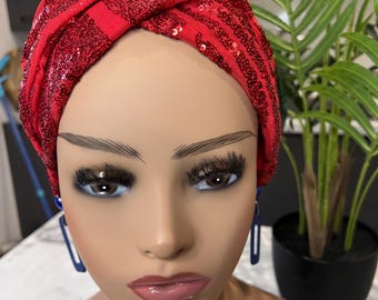 Turbante rojo de moda con lentejuelas, de lujo con acentos florales.