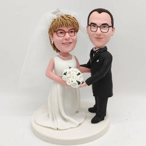 Custom couple bobblehead, bobblehead couple,bobbleheads wedding cake topper, wedding gifts for parents,Anniversary gifts, can add dog/cat