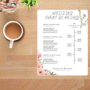 以下が含まれることがあります： 花柄のアクセントが施された結婚式イベントスケジュール。スケジュールには、歓迎レセプション、結婚式、別れ際のブランチが含まれています。イベントはジュリアナ・シルバが主催し、2023年8月17日と18日にオリビア・ウィルソン・ホールで開催されます。