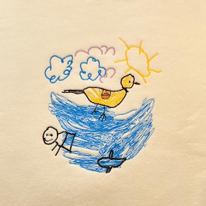 Peut inclure: Sweat-shirt blanc avec un motif brodé coloré d'un oiseau, des nuages, du soleil et d'un poisson dans l'eau.