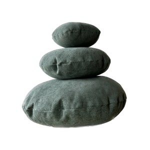 Rond groen decoratief kussen voor de woonkamer, zachte stenen kussens, indie of zen appartement decor, op maat gemaakte kussens, balanceren rotskunst