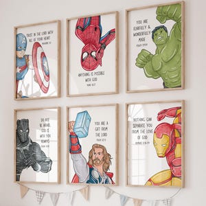 Puede incluir: Seis láminas enmarcadas de superhéroes con citas inspiradoras. Las láminas presentan a Capitán América, Spider-Man, Hulk, Pantera Negra, Thor e Iron Man. Debajo de las láminas hay un banco de almacenamiento de madera con cubos blancos y cojines decorativos.