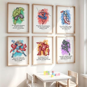 Op de afbeelding: Zes ingelijste aquarelprints van superhelden, waaronder Hulk, Spider-Man, Captain America, Thor, Iron Man en Black Panther. Elke print bevat een karakterillustratie en een inspirerende quote. De prints worden op een witte muur weergegeven.
