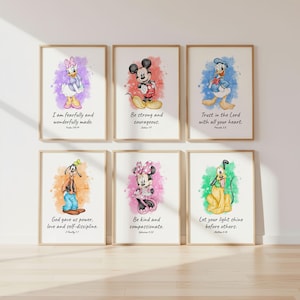 Può includere: Sei stampe artistiche incorniciate con personaggi Disney come Topolino, Minnie e Paperino. Ogni stampa presenta un'illustrazione in stile acquerello e una citazione ispiratrice. Le stampe sono in cornici di legno e sono esposte su una parete bianca.