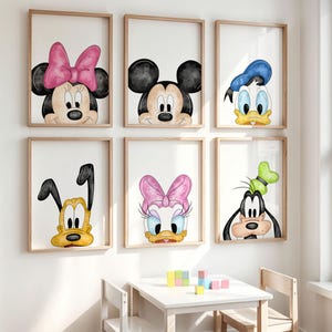 Pode incluir: Um conjunto de seis quadros decorativos com ilustrações em estilo aguarela de personagens de desenhos animados, incluindo a Minnie com um laço cor-de-rosa, o Mickey, o Pato Donald, o Pluto, a Margarida com laço e o Pateta.