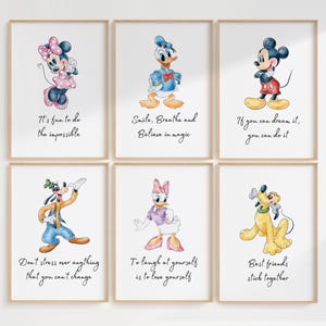 Op de afbeelding: Zes ingelijste kunstprints met Disney-personages zoals Mickey en Minnie Mouse, Donald Duck en Pluto. Elke print heeft een motiverende quote, zoals "Als je het kunt dromen, kun je het doen" en "Beste vrienden blijven bij elkaar."