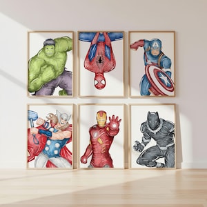 Op de afbeelding: Zes ingelijste aquarelprints met Marvel-superhelden: Hulk, Spider-Man, Captain America, Thor, Iron Man en Black Panther. Elk personage wordt afgebeeld in dynamische poses met levendige kleuren en gedetailleerde illustraties. De prints worden tegen een witte muur getoond.