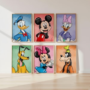 Könnte beinhalten: Sechs gerahmte Drucke von Cartoon-Charakteren mit Donald Duck, Mickey Mouse, Daisy Duck, Pluto, Minnie Mouse und Goofy. Jeder Charakter wird in einer farbenfrohen, stilisierten Illustration mit einem einfarbigen Hintergrund dargestellt. Die Rahmen sind hellbraun.
