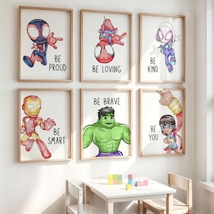 Puede incluir: Seis láminas enmarcadas de superhéroes. Cada lámina presenta un personaje diferente: Spider-Man, Spider-Gwen, Iron Man, Hulk y Ms. Marvel. Cada lámina tiene una frase motivacional: "Be Proud", "Be Loving", "Be Kind", "Be Smart", "Be Brave" y "Be You".