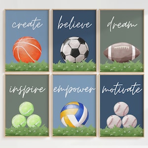 Pode incluir: Conjunto de seis impressões artísticas emolduradas com bolas esportivas e palavras motivacionais. Cada impressão tem uma cor de fundo diferente: azul, verde e azul. As palavras "create", "believe", "dream", "inspire", "empower" e "motivate" são escritas em branco.