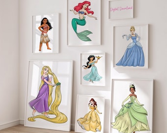 Op de afbeelding: Een verzameling ingelijste kunstafdrukken met verschillende tekenfilmprinsessen. De prints tonen personages als Ariel, Moana, Assepoester, Jasmine, Rapunzel, Belle en Tiana, elk in hun iconische kleding. De zin "Digital Download" is zichtbaar op twee van de prints.