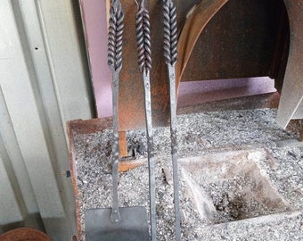 Handgesmede barbecuegereedschapsset. Met tarwekleurige handvatten.