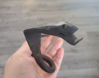 Handgesmede cobra-flesopener