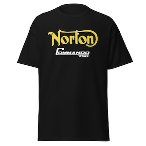 Könnte beinhalten: Schwarzes T-Shirt mit einem gelben "Norton Commando 750" Logo.