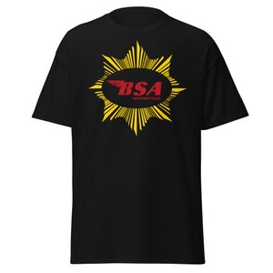 Op de afbeelding: Zwart T-shirt met een geel zonnestralenontwerp en een rood "BSA Motorcycles"-logo.