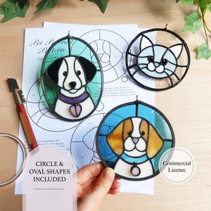 Op de afbeelding: Gebrandschilderde huisdierportretten in ovale en cirkelvormige vormen. De portretten omvatten een hond met zwart-witte markeringen, een kat met blauw-witte kenmerken en een beagle. De tekst "CIRCLE & OVAL SHAPES INCLUDED" is zichtbaar.