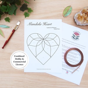 Pode incluir: Um padrão de vitral imprimível de um mandala em forma de coração com o título "Mandala Heart" e o texto "A pattern by Wild Soul Stained Glass".