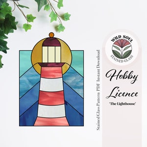 Könnte beinhalten: Ein herunterladbarer PDF-Stained-Glass-Muster für einen Leuchtturm mit einem rot-weiß gestreiften Turm, einer gelben Sonne und blauem Wasser. Das Muster ist nur für den Hobbygebrauch bestimmt. Der Text "WILD SOUL STAINED GLASS" und "Hobby Licence" ist auf dem Bild sichtbar.